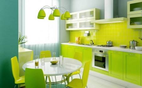 Les chaises vert clair pour la cuisine soulignent parfaitement une seule idée stylistique
