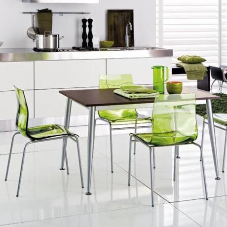 Détails lumineux pour la transformation intérieure - chaises vertes pour la cuisine, plats colorés 